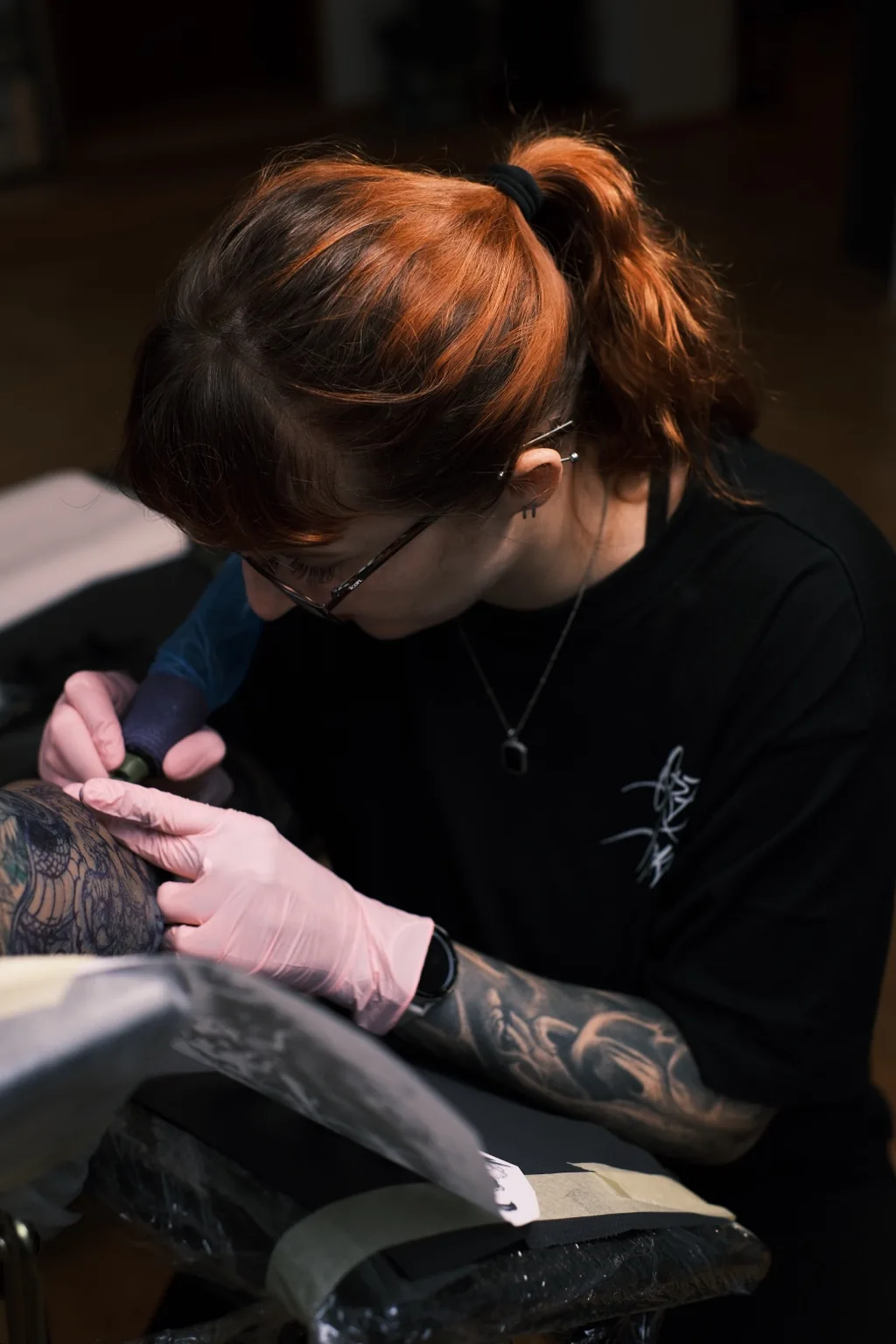 Tatuażystka przy pracy w studiu Gruba Igła Tattoo w Krakowie