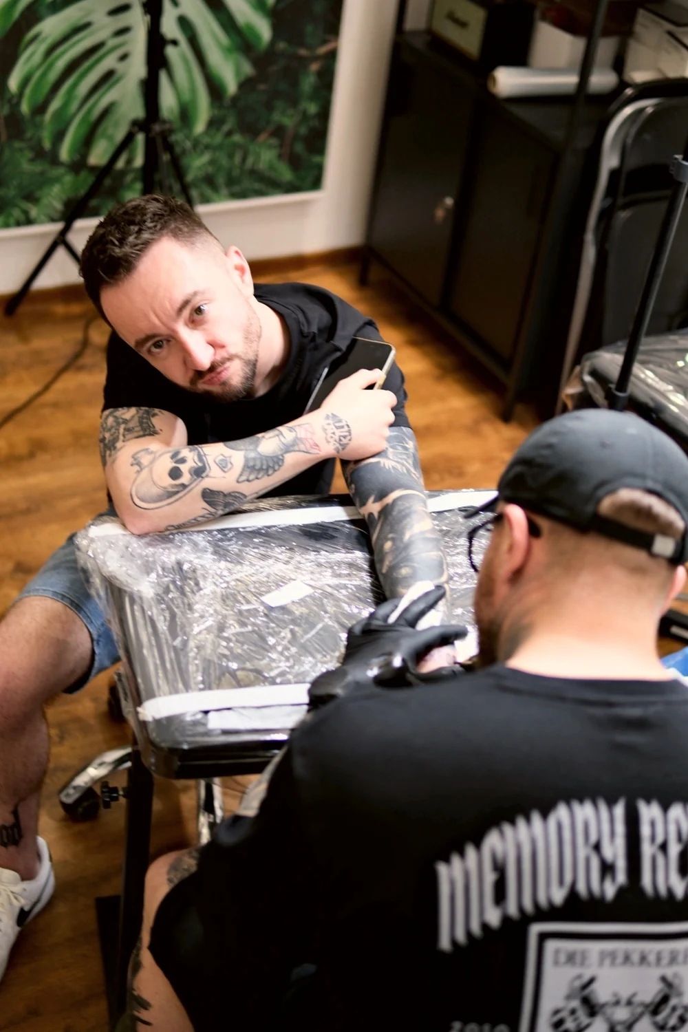 Kulisy pracy artystów w Gruba Igła Tattoo