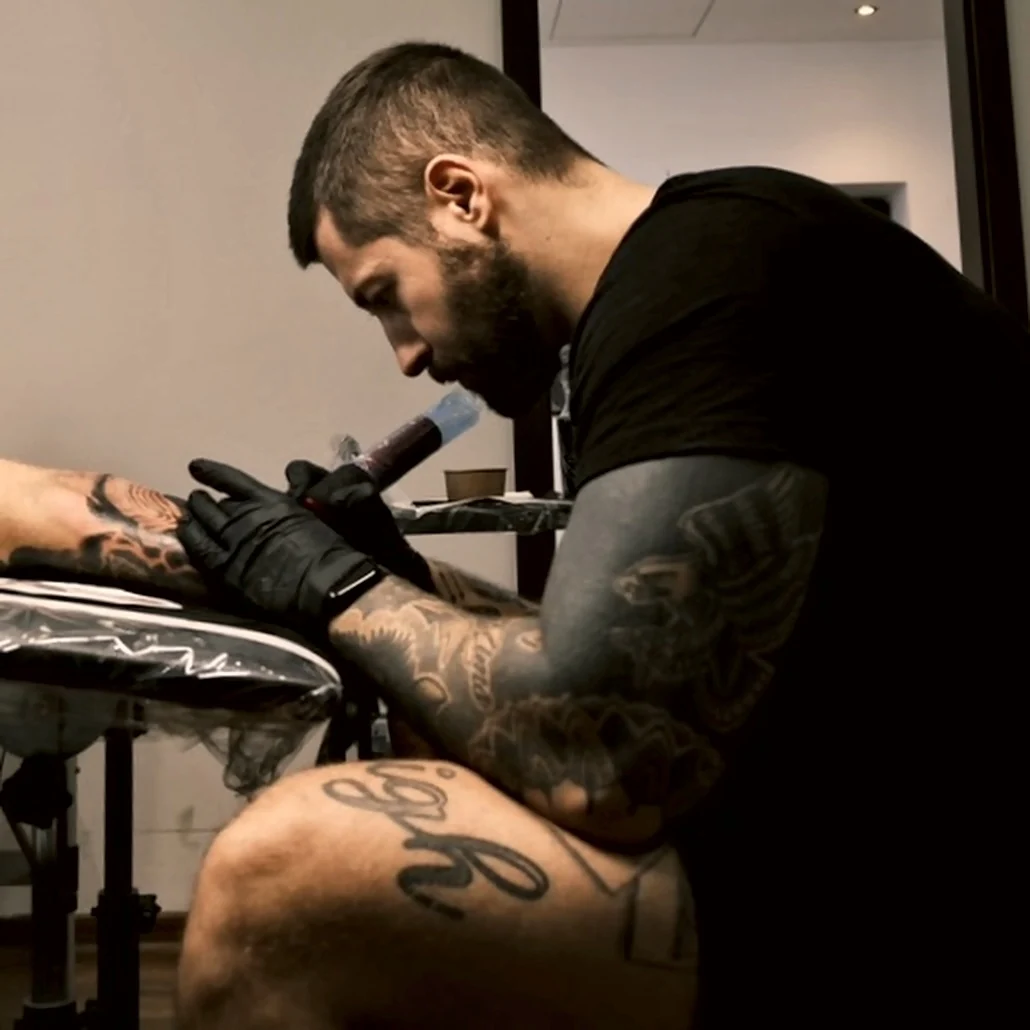 Tatuator przy pracy nad projektem w studiu Gruba Igła